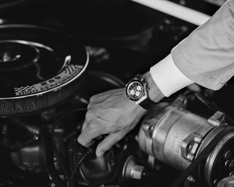 Q-Timex-Chrono_TW2V42700_Wrist-04_RGB_sRGB_Hires-scaled